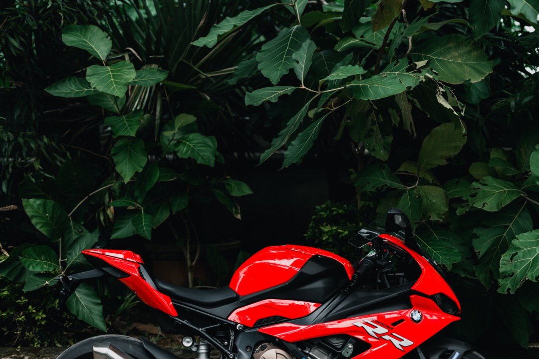 Bloque roue moto sportive de couleur rouge