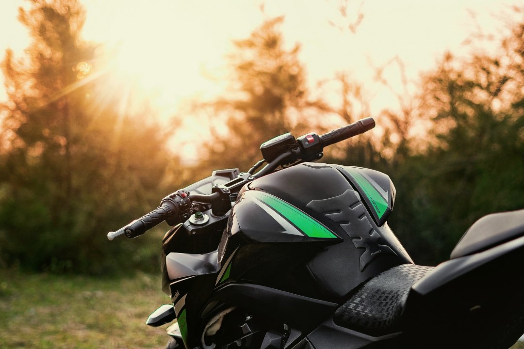 Gros plan d’une moto de couleur noire et verte de ma marque Kawasaki