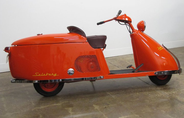 Marque de scooter Cushman and Salsbury Model 85 de 1947 de couleur rouge