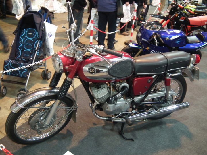 Motos de la marque Bridgestone exposée dans un musée - moto japonaise