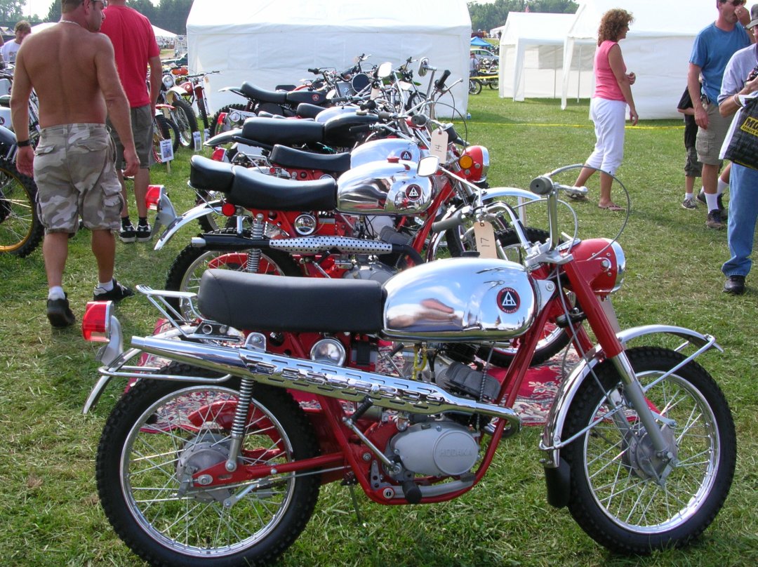 Motos de la marque Hodaka garées pendant un rassemblement - moto japonaise
