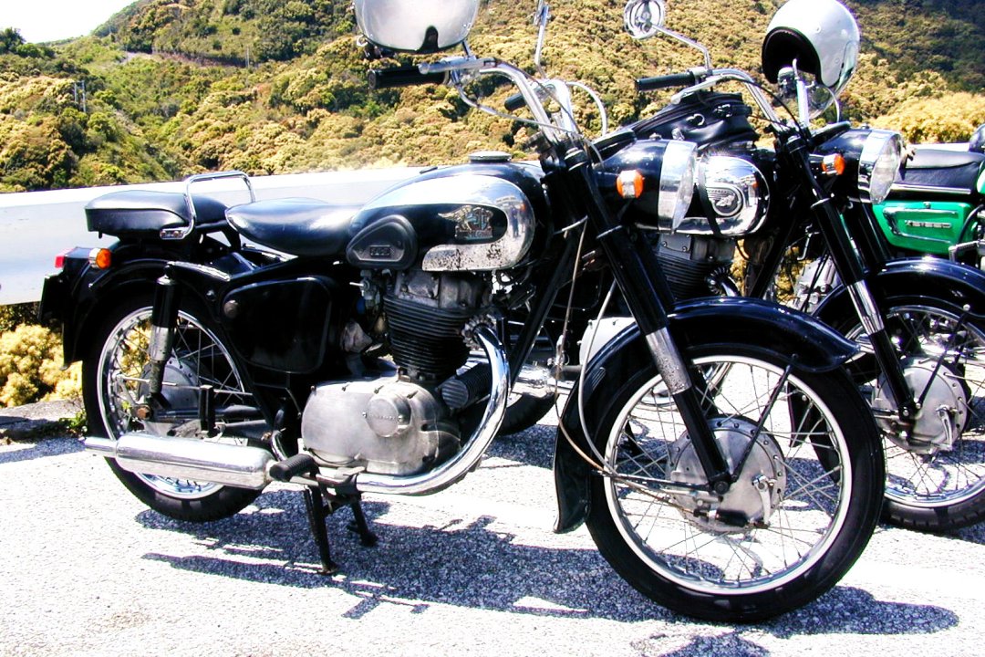 Motos de la marque Meguro garées en bord de route - moto japonaise
