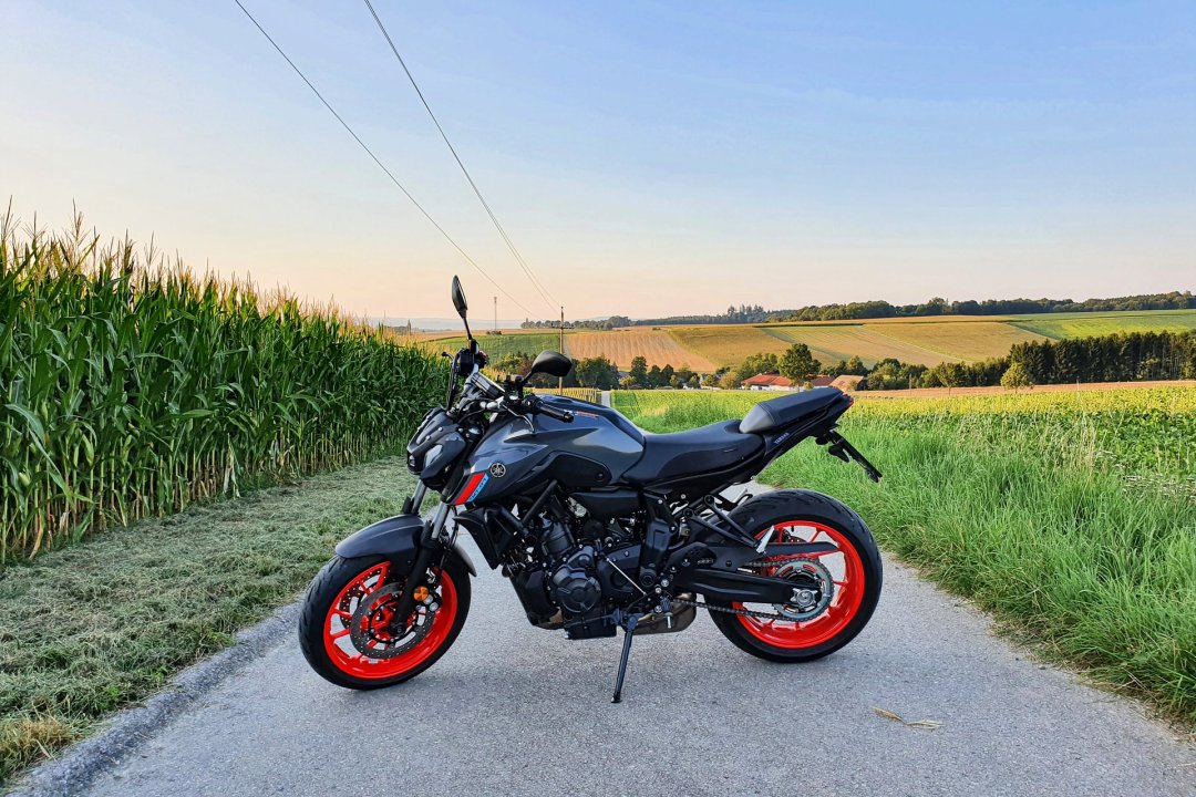 Moto Yamaha MT-07 garée sur une route de campagne - marque de moto