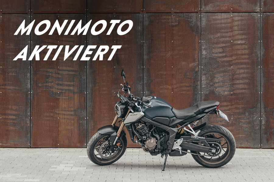 Motorrad mit verstecktem Monimoto-Gerät geparkt
