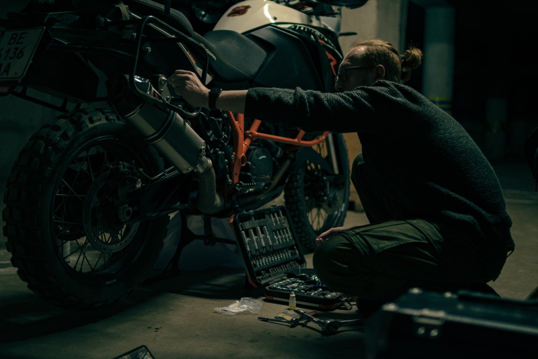 Mécanicien travaillant sur le moteur d’une moto de 1000 cm3 - moto 1000cc