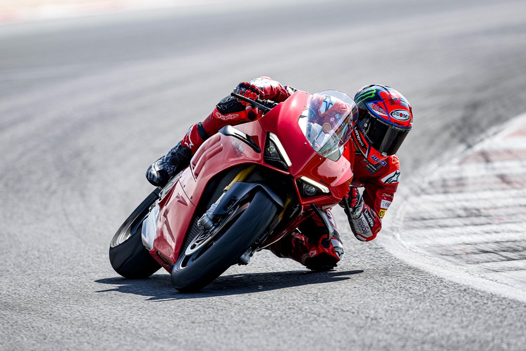 Moto 1000cc Panigale V4 S rouge pilotée sur circuit - moto 1000cc