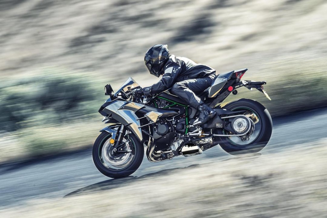 Moto 1000 cm3 Kawasaki Ninja H2 pilotée sur une route de campagne - moto 1000cc