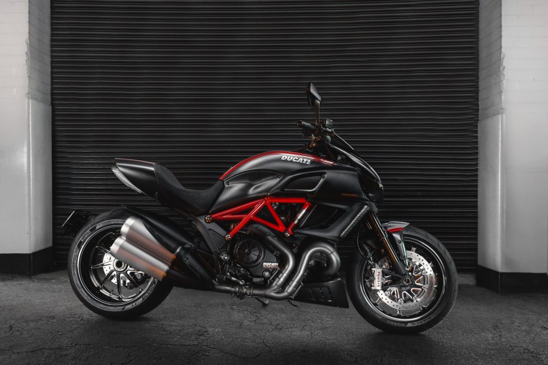 Moto roadster Ducati Diavel 1250 de couleur noire et rouge - moto 1000cc