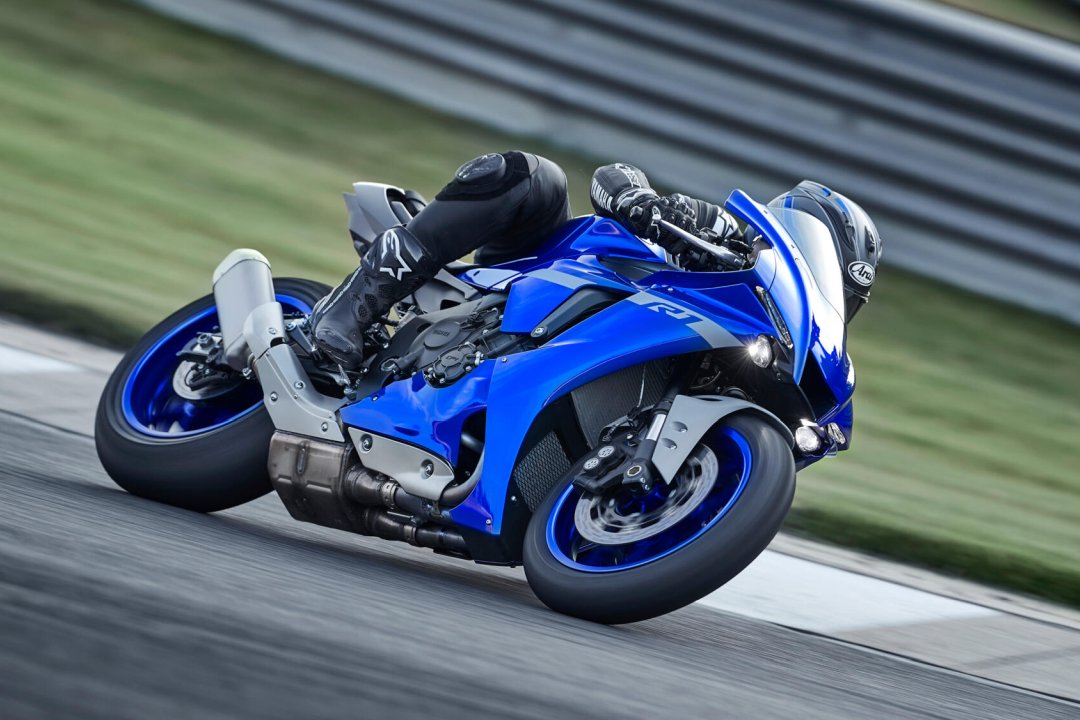 Moto 1000cc Yamaha YZF-R1 pilotée sur circuit - moto 1000cc