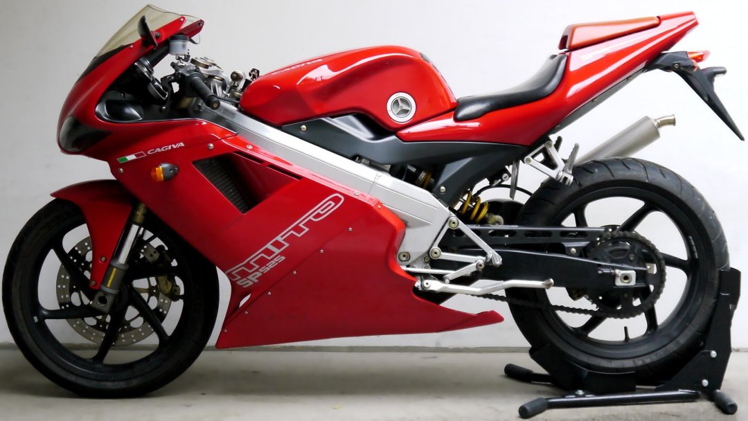 Cagiva Mito 125 de couleur rouge sur béquille centrale - moto la plus rapide du monde