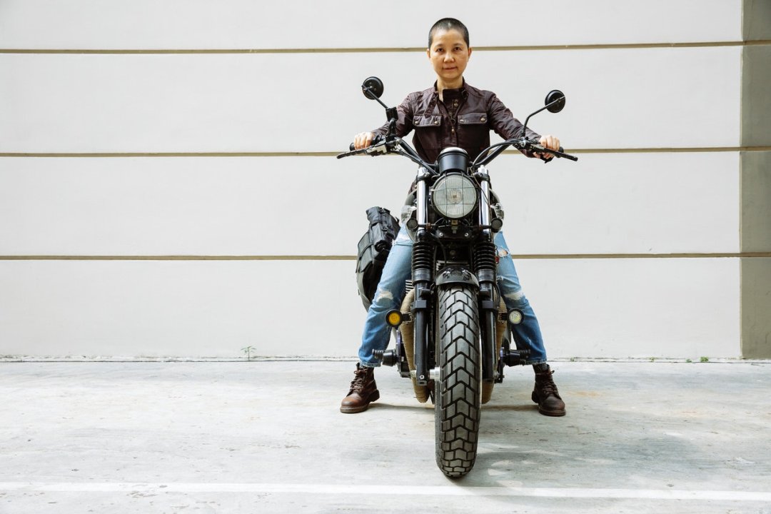 Femme sur moto custom - moto femme