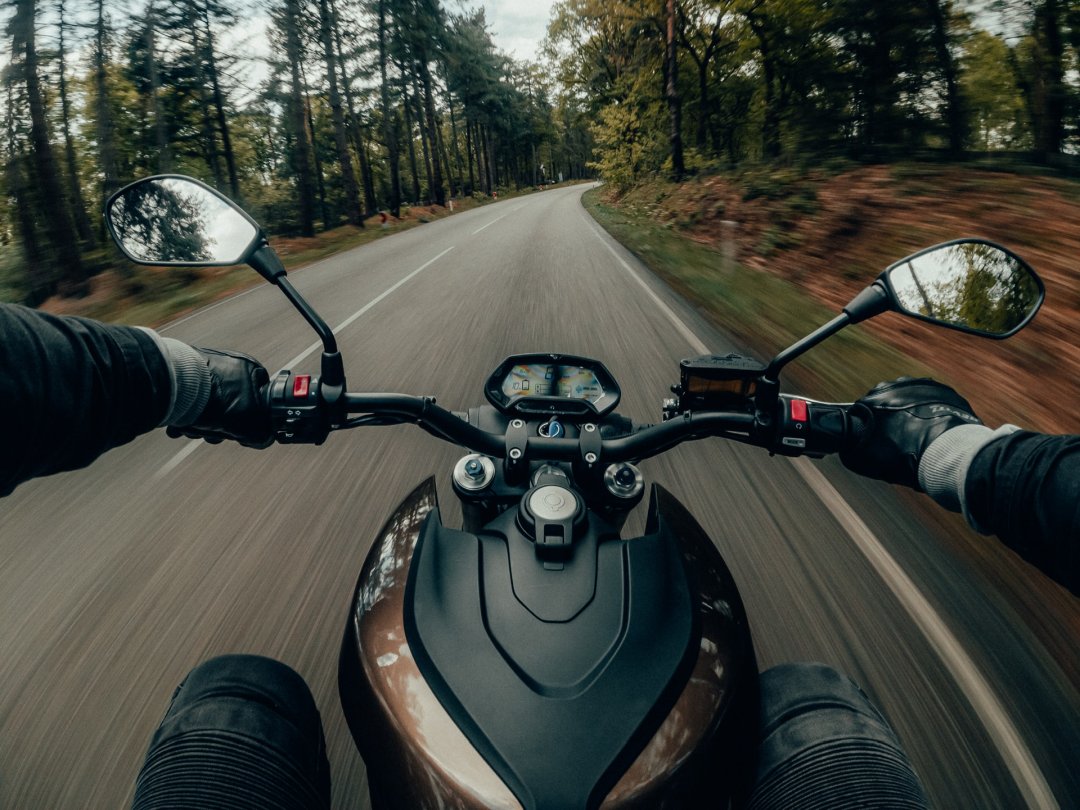 Moto électrique Zero S pilotée sur une route de forêt