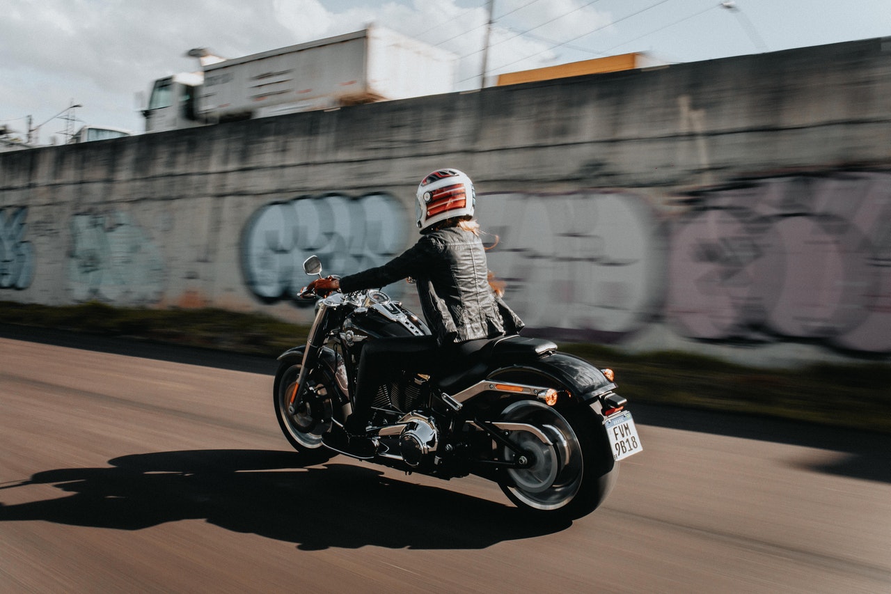 Moto Harley Davidson conduite par une femme - moto femme
