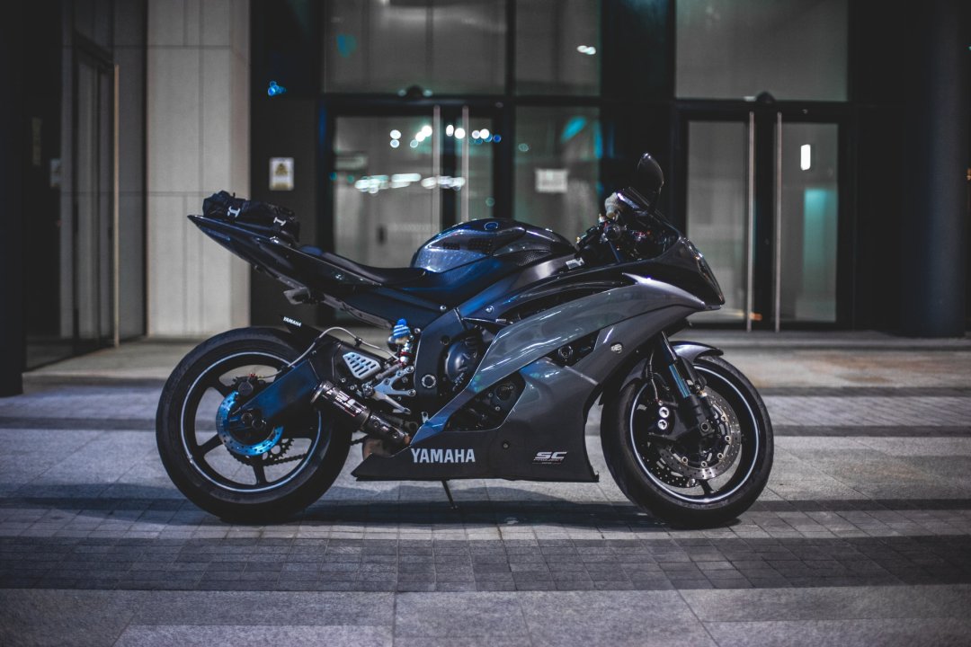 Meilleure marque de moto de japonaise : Yamaha de couleur noire garée dans la rue
