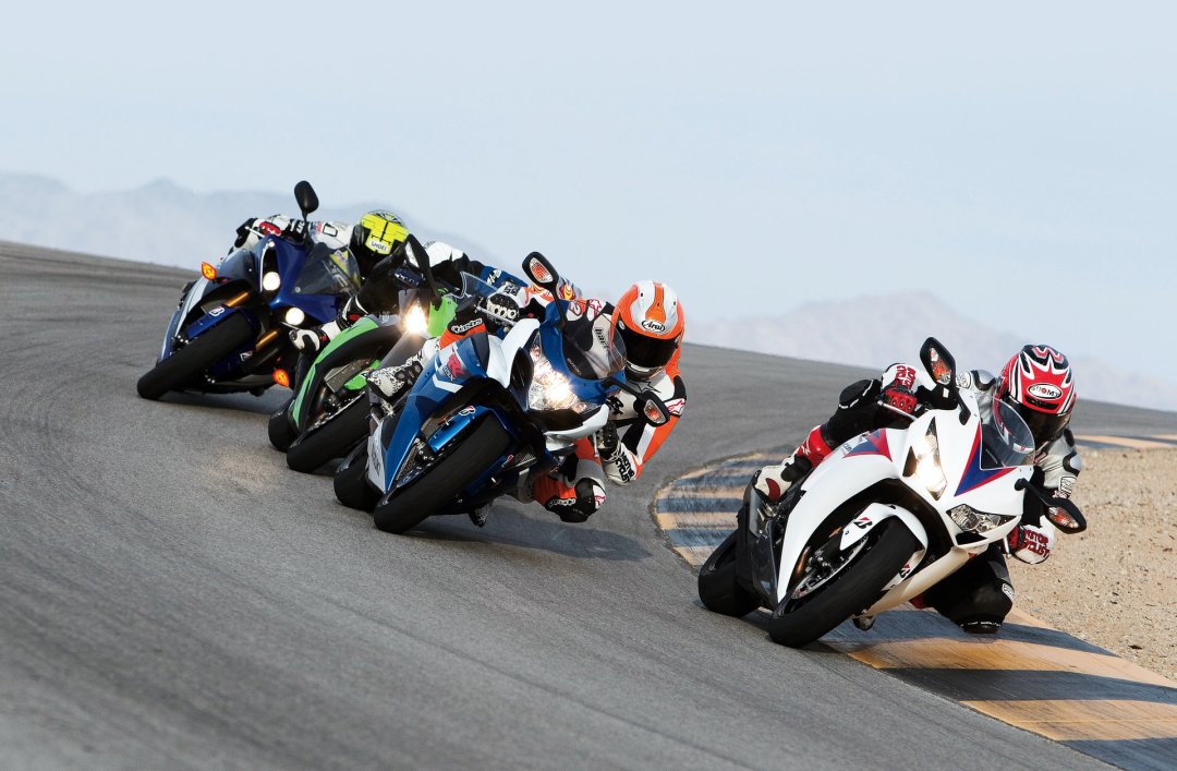 Motos japonaises Honda, Suzuki, Kawasaki et Yamaha roulant à haute vitesse sur circuit