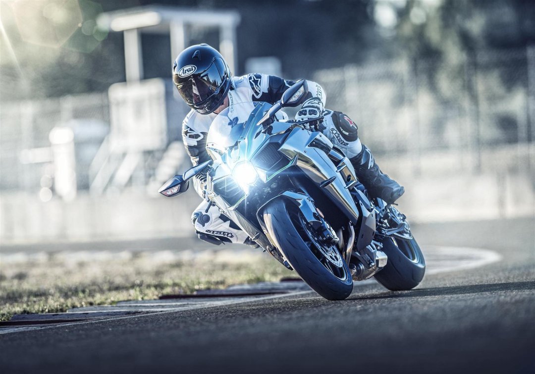 Kawasaki Ninja H2 pilotée à haute vitesse sur circuit - moto la plus rapide du monde