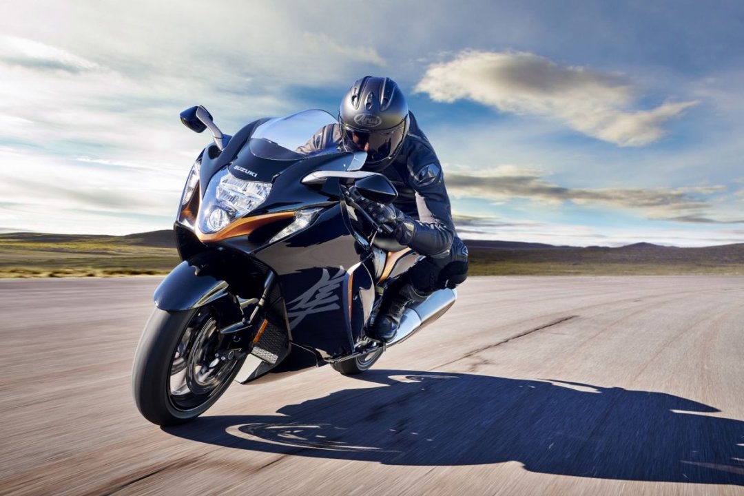 Suzuki Hayabusa de couleur noire pilotée à haute vitesse - moto la plus rapide du monde