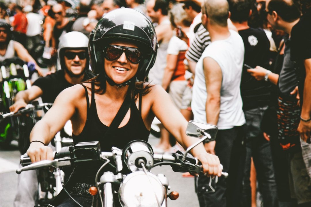 Femme sur une moto traversant la foule - moto femme