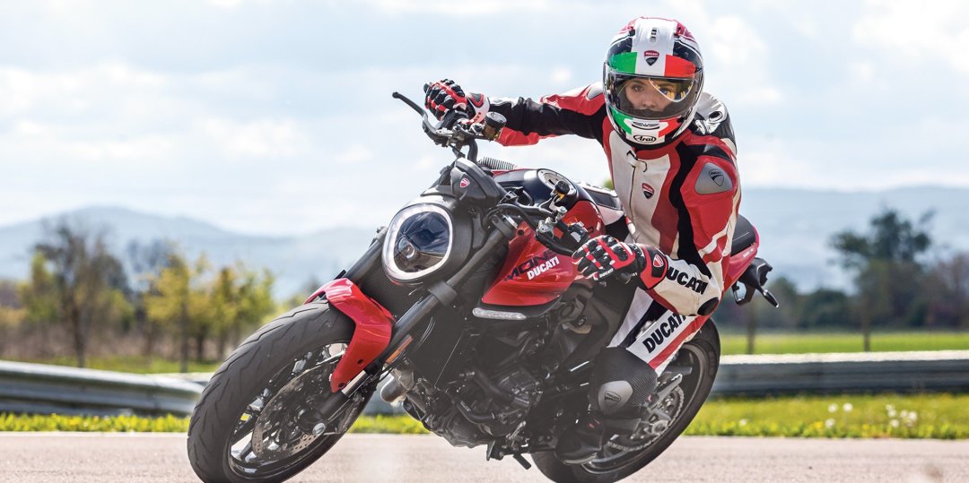 Moto roadster Ducati Monster 2021 rouge pilotée sur circuit