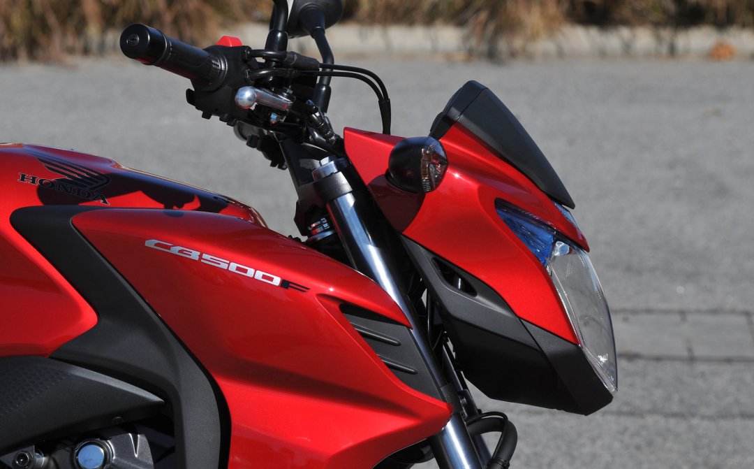 Meilleur roadster fiable Honda CB 500 F de couleur rouge photographié en gros plan