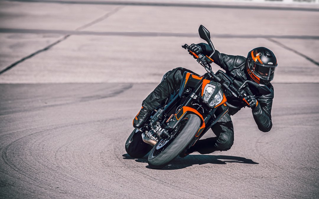 Moto roadster KTM 890 Duke 2021 prenant un virage