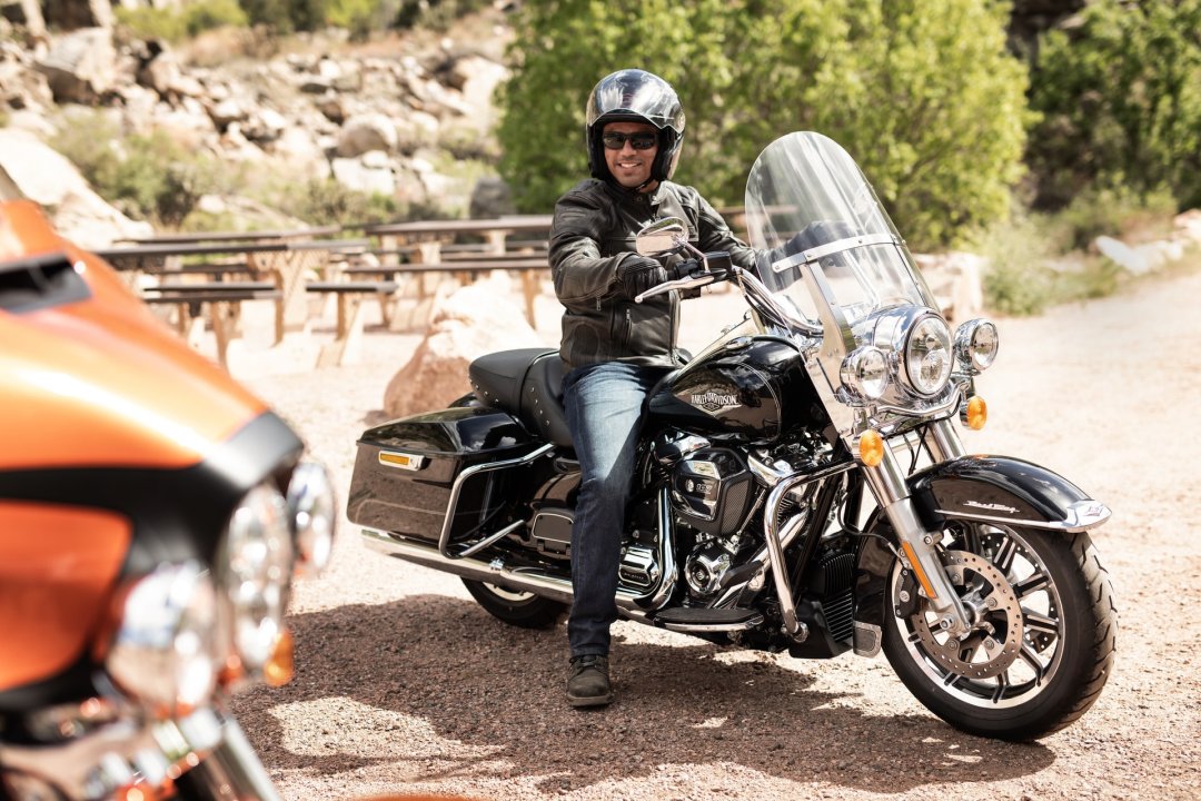 Homme sur une moto routière Harley Davidson Road King de couleur noire
