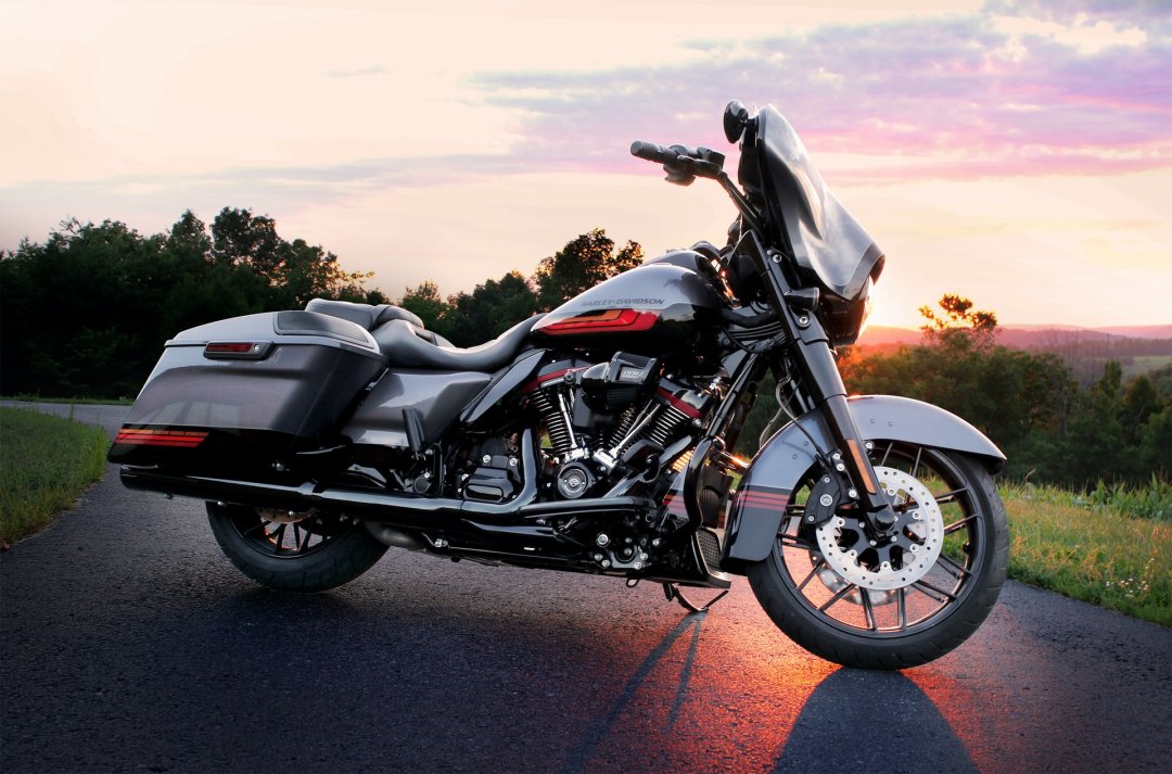 Moto routière Harley Davidson Street Glide CVO garée sur une route de campagne