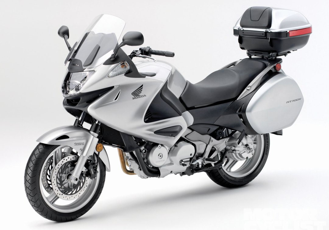 Moto routière Honda NT 700 V Deauville de couleur blanche