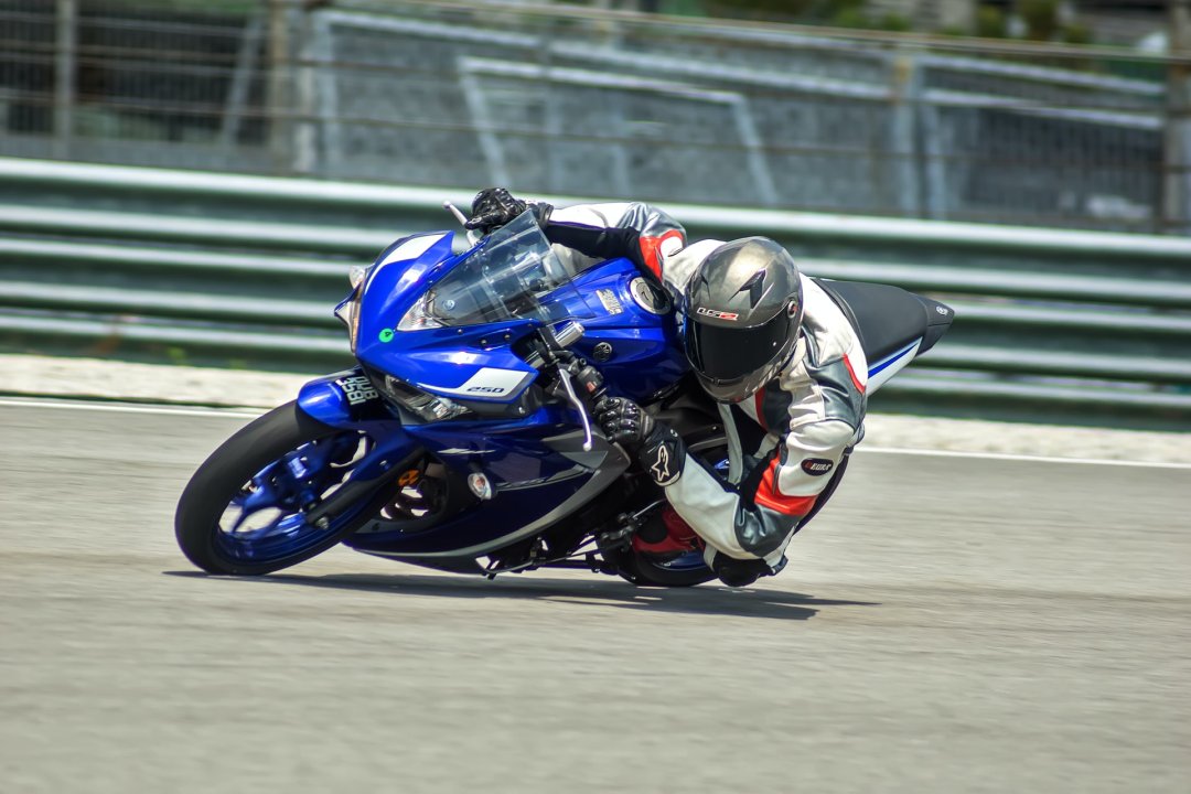 Moto sportive Yamaha R
