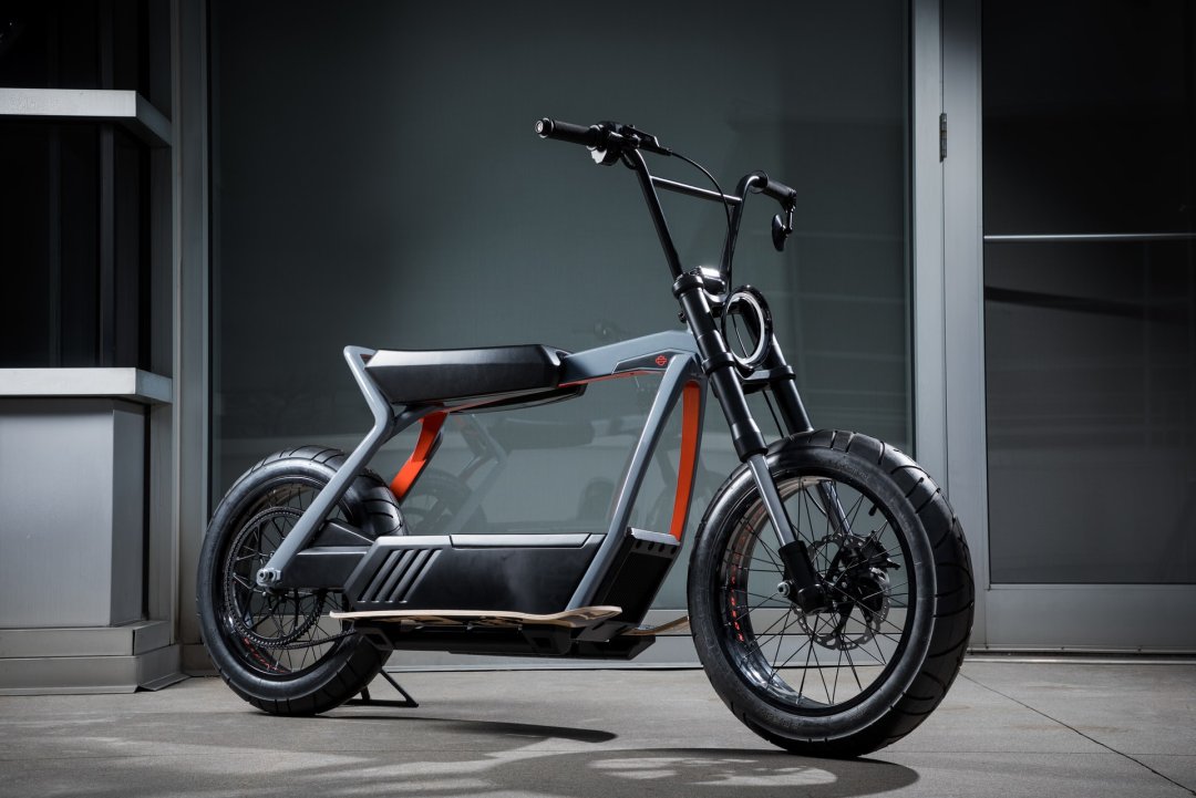 Vélo moto électrique Harley-Davidson de couleur grise et orange