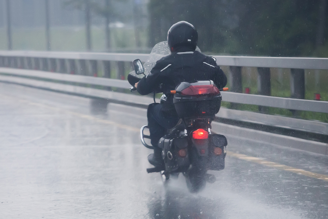  motociclista bajo la lluvia