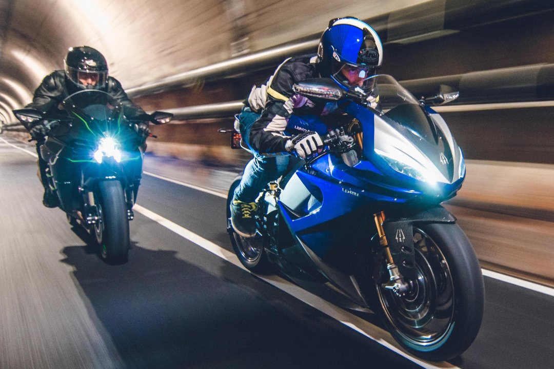 Les deux motos les plus rapides du monde pilotées dans un tunnel de nuit