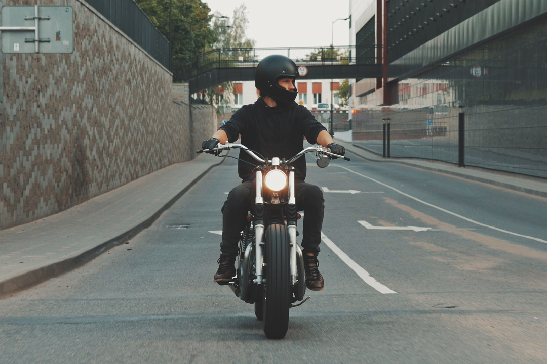  Pilote de moto élégant dans la rue vide