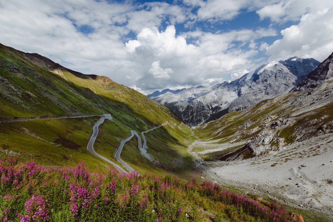 Road trip sur le Col du Stelvio dans les Alpes - roadtrip moto