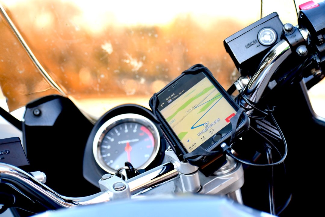 Navigateur GPS smartphone installé sur une moto - roadtrip moto