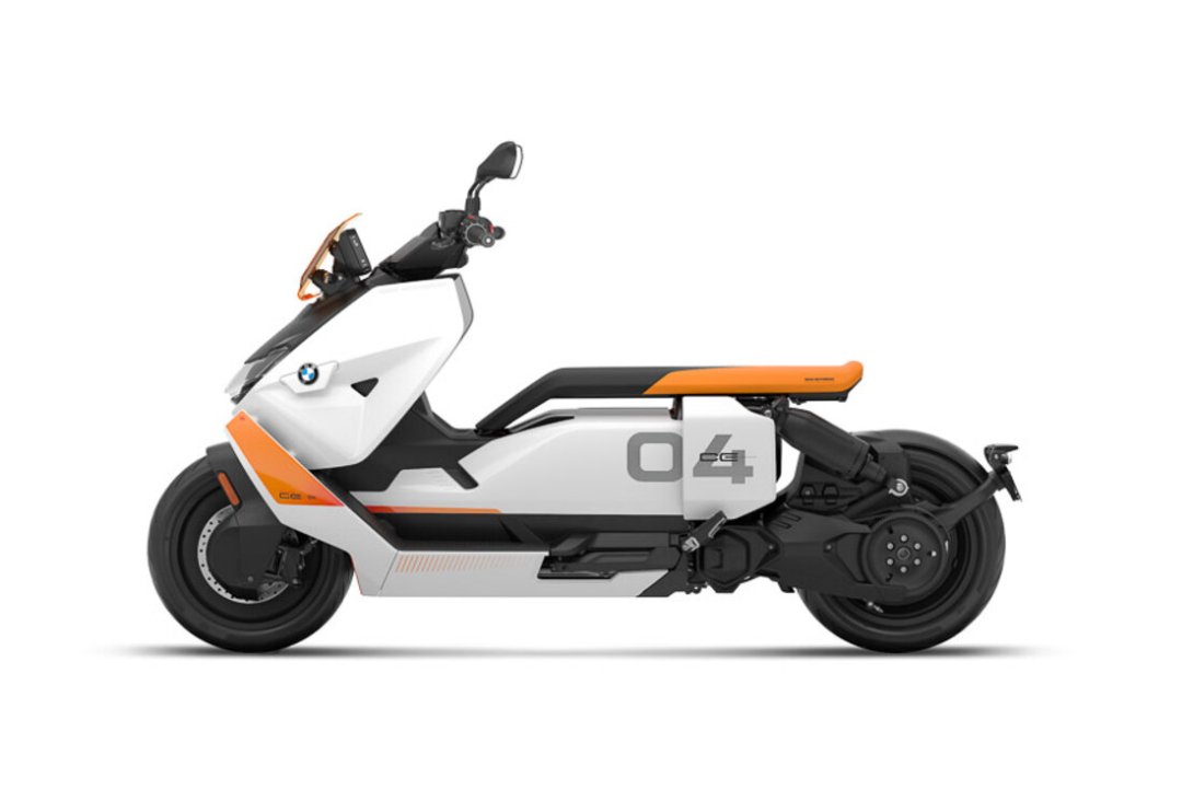 Scooter électrique BMW CE 04 2022 de couleur blanche et orange