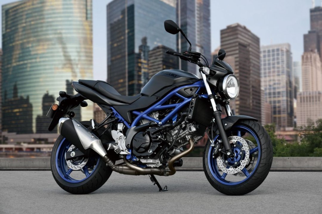 Suzuki SV650 de couleur bleue et noire - moto femme
