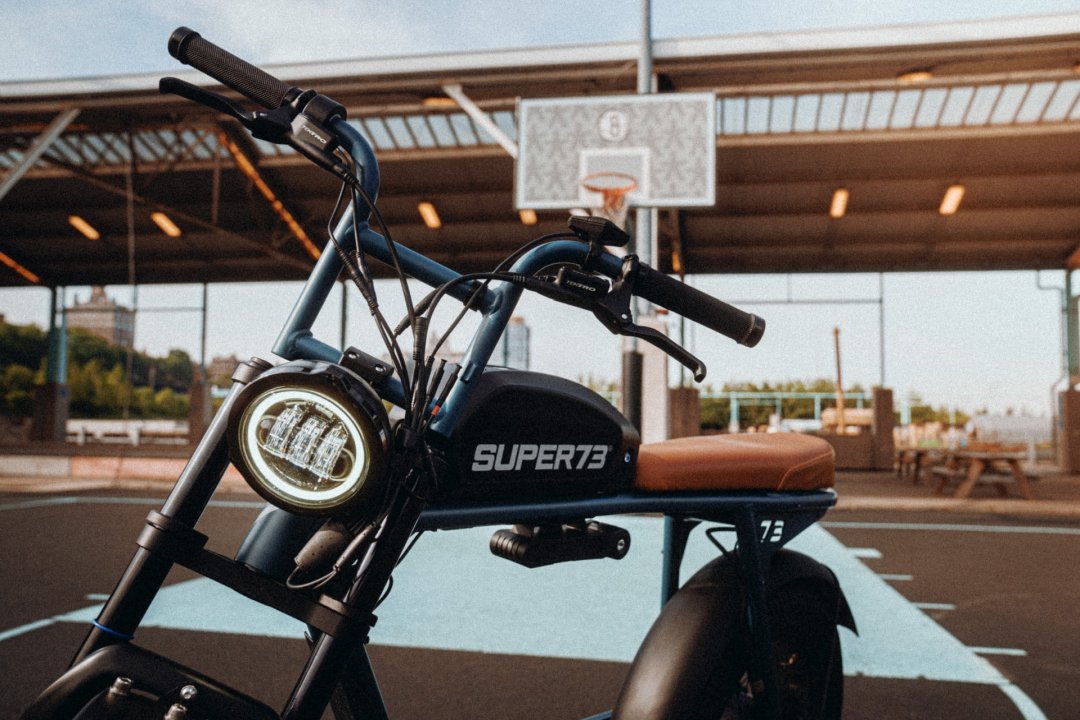 Vélo moto électrique Super73 de couleur noire